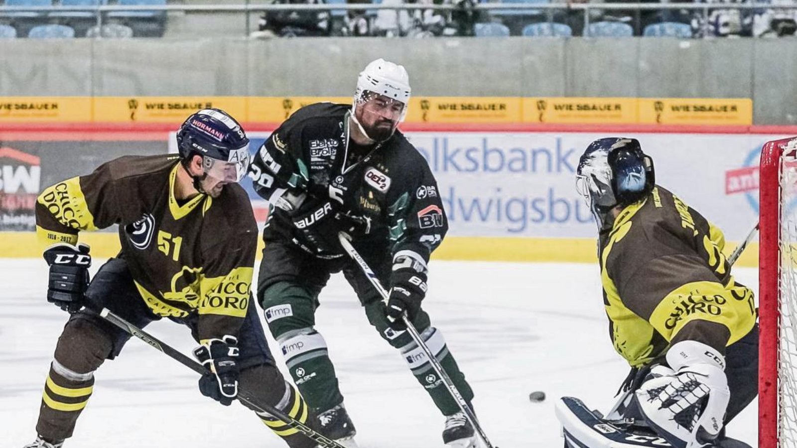 Auch im Spiel um Platz drei sieglos: Adam Borzecki (Mitte) verliert mit den Bietigheim Steelers gegen den HC Ambri-Piotta mit 1:5. Foto: Simecek Auch im Spiel um Platz drei sieglos: Adam Borzecki (Mitte) verliert mit den Bietigheim Steelers gegen den HC Ambri-Piotta mit 1:5. Foto: Simecek