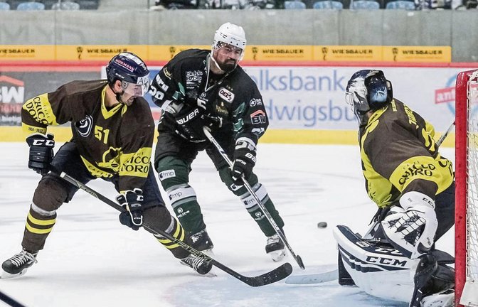 Auch im Spiel um Platz drei sieglos: Adam Borzecki (Mitte) verliert mit den Bietigheim Steelers gegen den HC Ambri-Piotta mit 1:5. Foto: Simecek