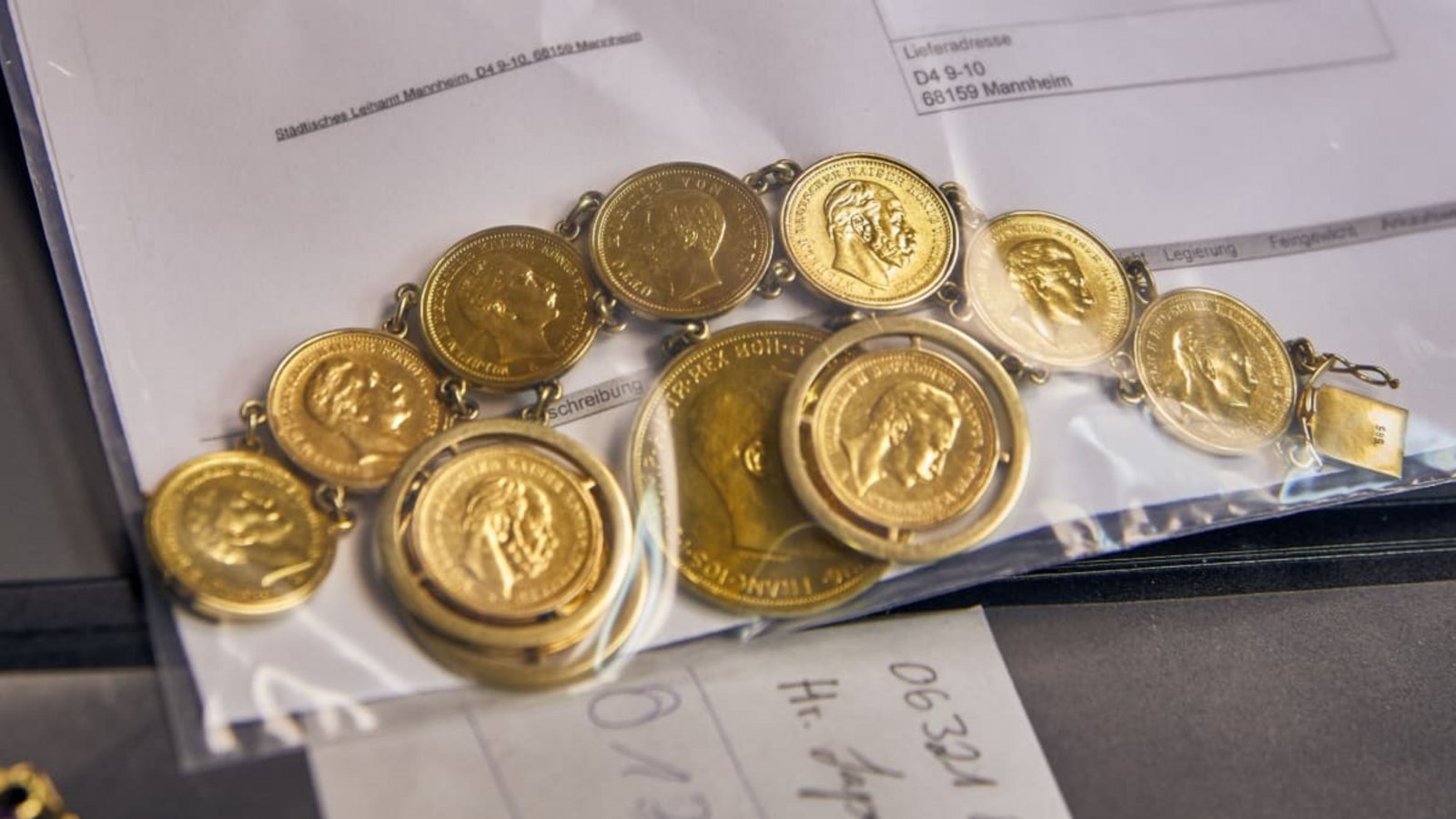 Eine beliehene Goldkette wird eingelagertLeihamt Mannheim, Axel Heiter Eine beliehene Goldkette wird eingelagertLeihamt Mannheim, Axel Heiter