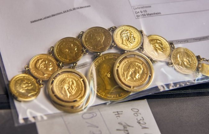 Eine beliehene Goldkette wird eingelagert<span class='image-autor'>Leihamt Mannheim, Axel Heiter</span>