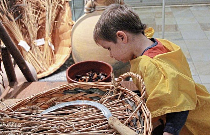 Römisches Naschwerk lockt auch den heutigen Nachwuchs – wie hier den dreijährigen Moritz Weigelt, der mit seiner Schwester Isabel begeistert an den Experimenten teilnahm.  Fotos: Gergen