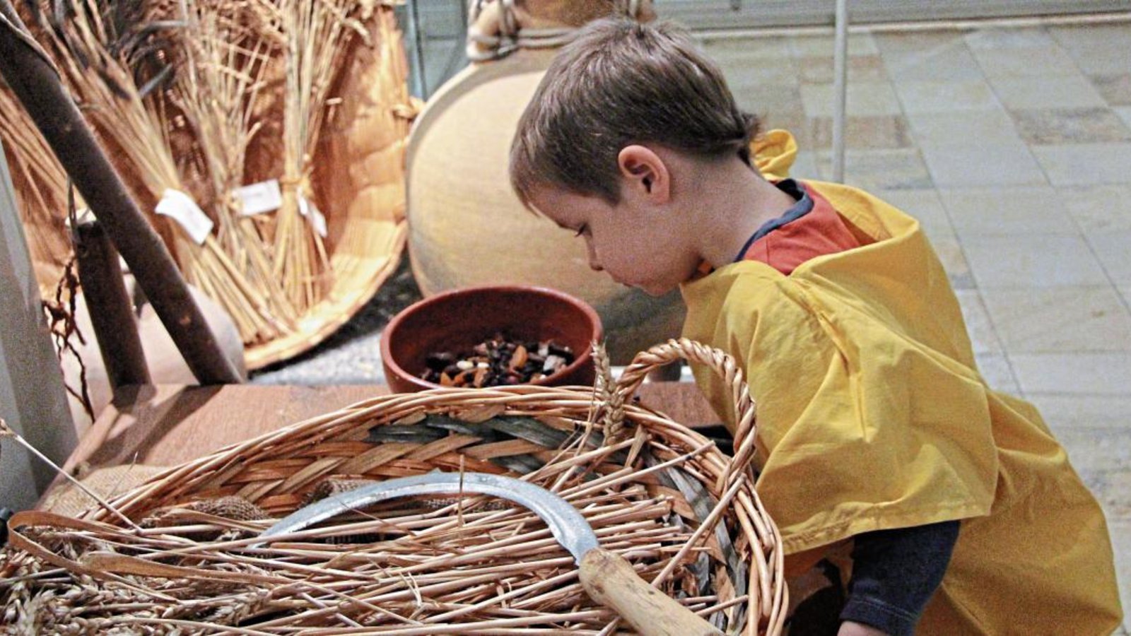 Römisches Naschwerk lockt auch den heutigen Nachwuchs – wie hier den dreijährigen Moritz Weigelt, der mit seiner Schwester Isabel begeistert an den Experimenten teilnahm. Fotos: Gergen Römisches Naschwerk lockt auch den heutigen Nachwuchs – wie hier den dreijährigen Moritz Weigelt, der mit seiner Schwester Isabel begeistert an den Experimenten teilnahm. Fotos: Gergen