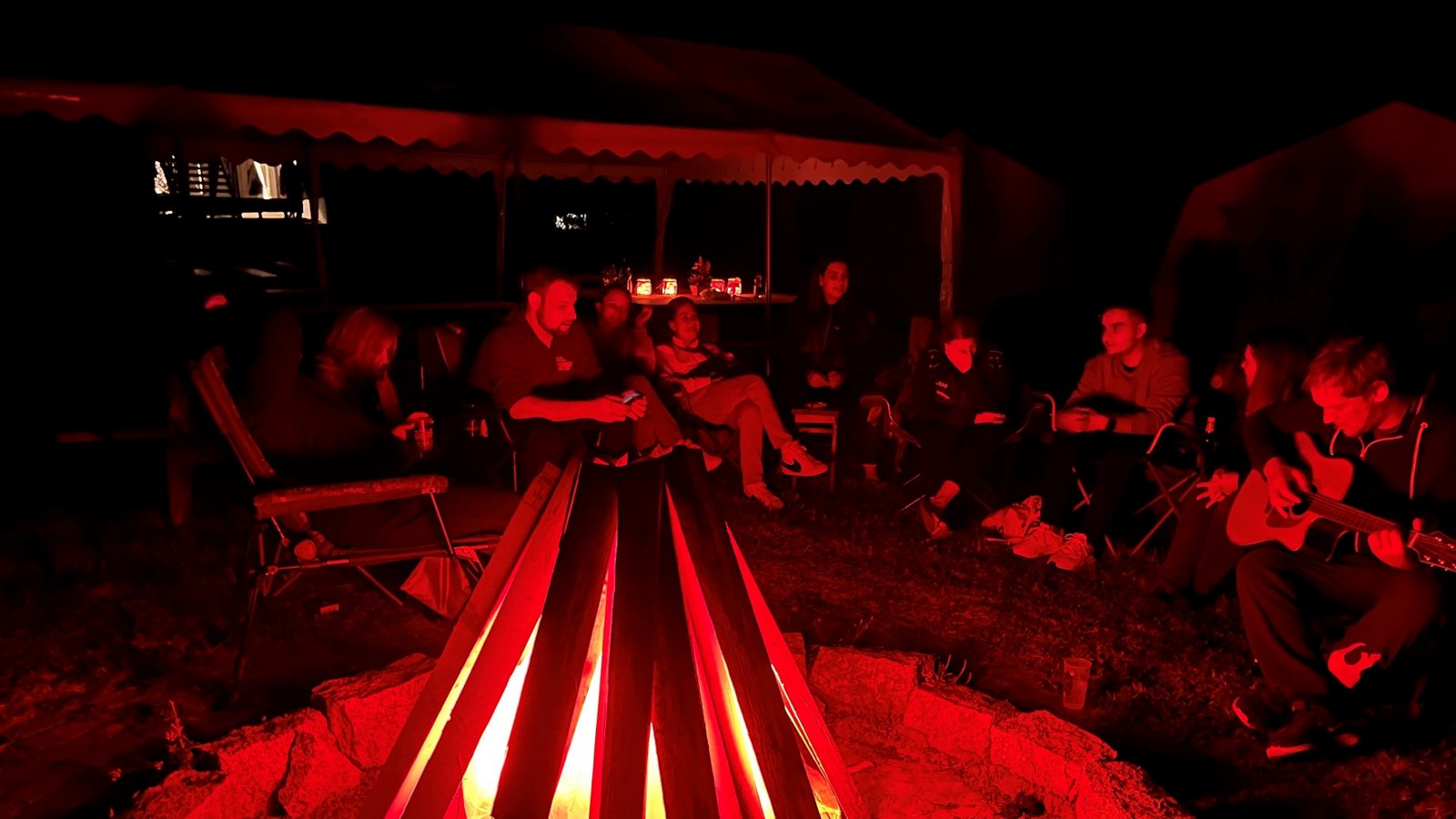 Elektrisches Lagerfeuer am Abend. Foto: Schaller Elektrisches Lagerfeuer am Abend. Foto: Schaller