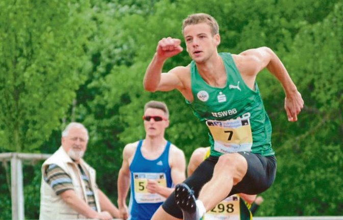 Der Kleinglattbacher Hürdenläufer Felix Franz hat in Pliezhausen gezeigt, dass er auch dann nicht zu schlagen ist, wenn die gewohnte Strecke um 100 Meter verkürzt ist. Foto: Drechsel