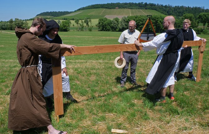 Mit einer historischen Chorobat, einem Messinstrument bestehend aus Setzlatte und Setzwaage, ermitteln Studenten mit Heinz Saler das Gefälle in einem früheren Wassergraben.  <span class='image-autor'>Foto: Friedrich</span>