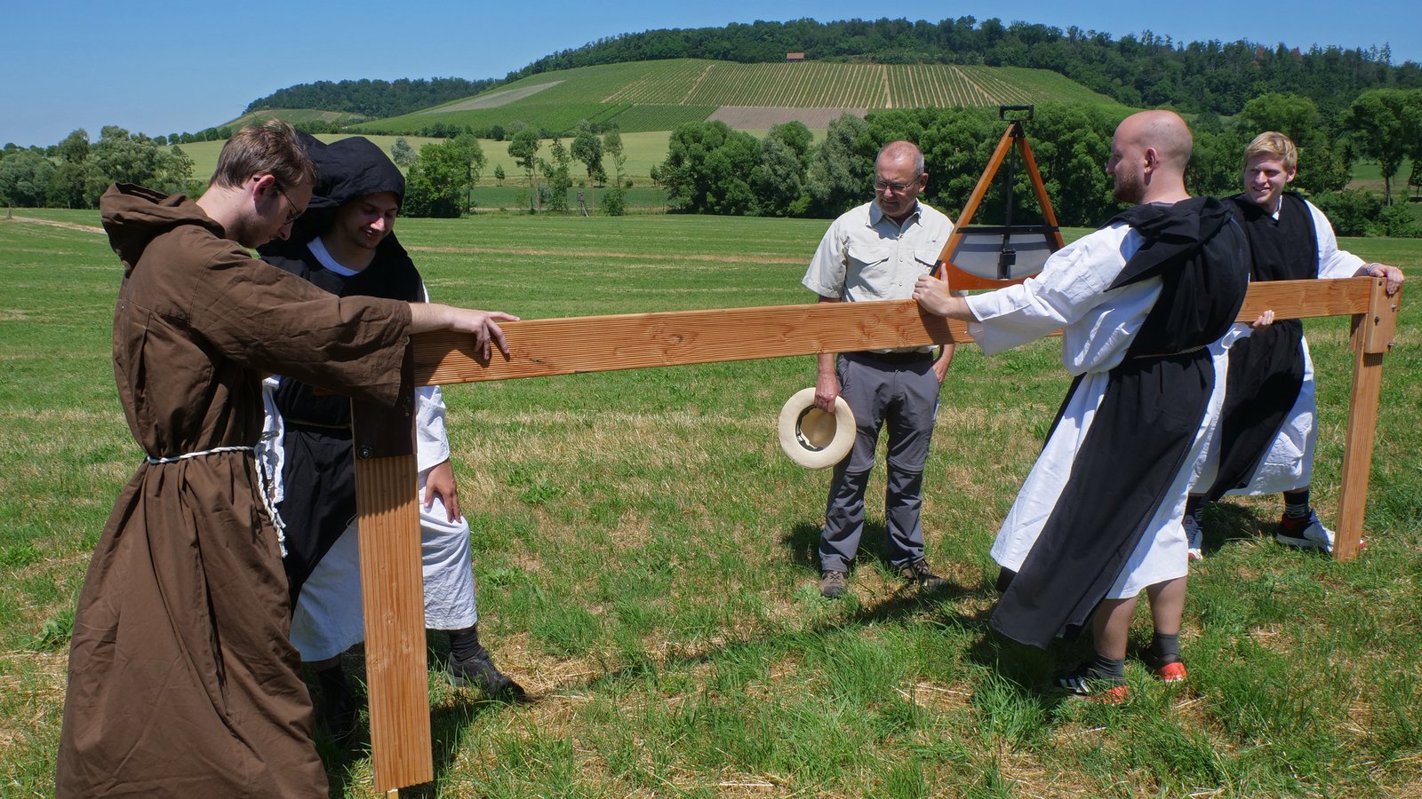 Mit einer historischen Chorobat, einem Messinstrument bestehend aus Setzlatte und Setzwaage, ermitteln Studenten mit Heinz Saler das Gefälle in einem früheren Wassergraben. Foto: Friedrich Mit einer historischen Chorobat, einem Messinstrument bestehend aus Setzlatte und Setzwaage, ermitteln Studenten mit Heinz Saler das Gefälle in einem früheren Wassergraben. Foto: Friedrich