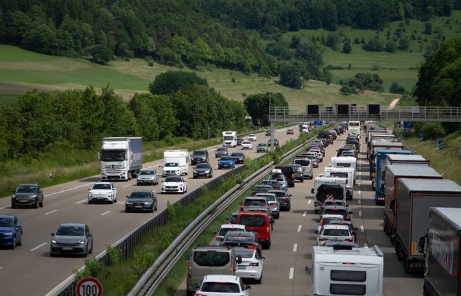 Fahrzeuge stauen sich zu Beginn des Pfingstwochenendes auf der Autobahn A8 bei Gruibingen in Richtung Ulm. (zu dpa: «Ferienstart im Land: Volle Straßen, Bahnhöfe und Flughäfen»)<span class='image-autor'>Markus Lenhardt/dpa</span>