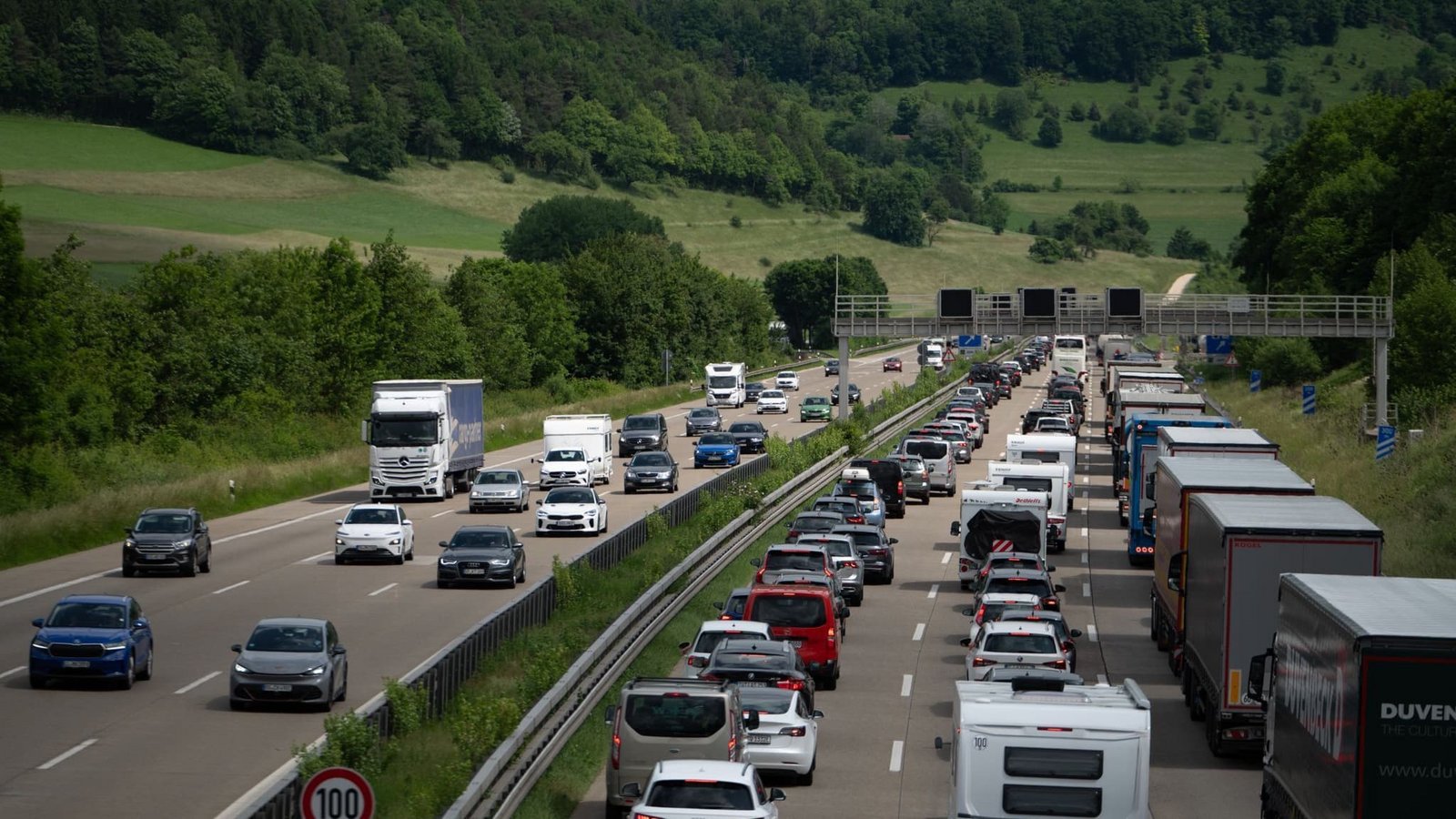 Fahrzeuge stauen sich zu Beginn des Pfingstwochenendes auf der Autobahn A8 bei Gruibingen in Richtung Ulm. (zu dpa: «Ferienstart im Land: Volle Straßen, Bahnhöfe und Flughäfen»)Markus Lenhardt/dpa