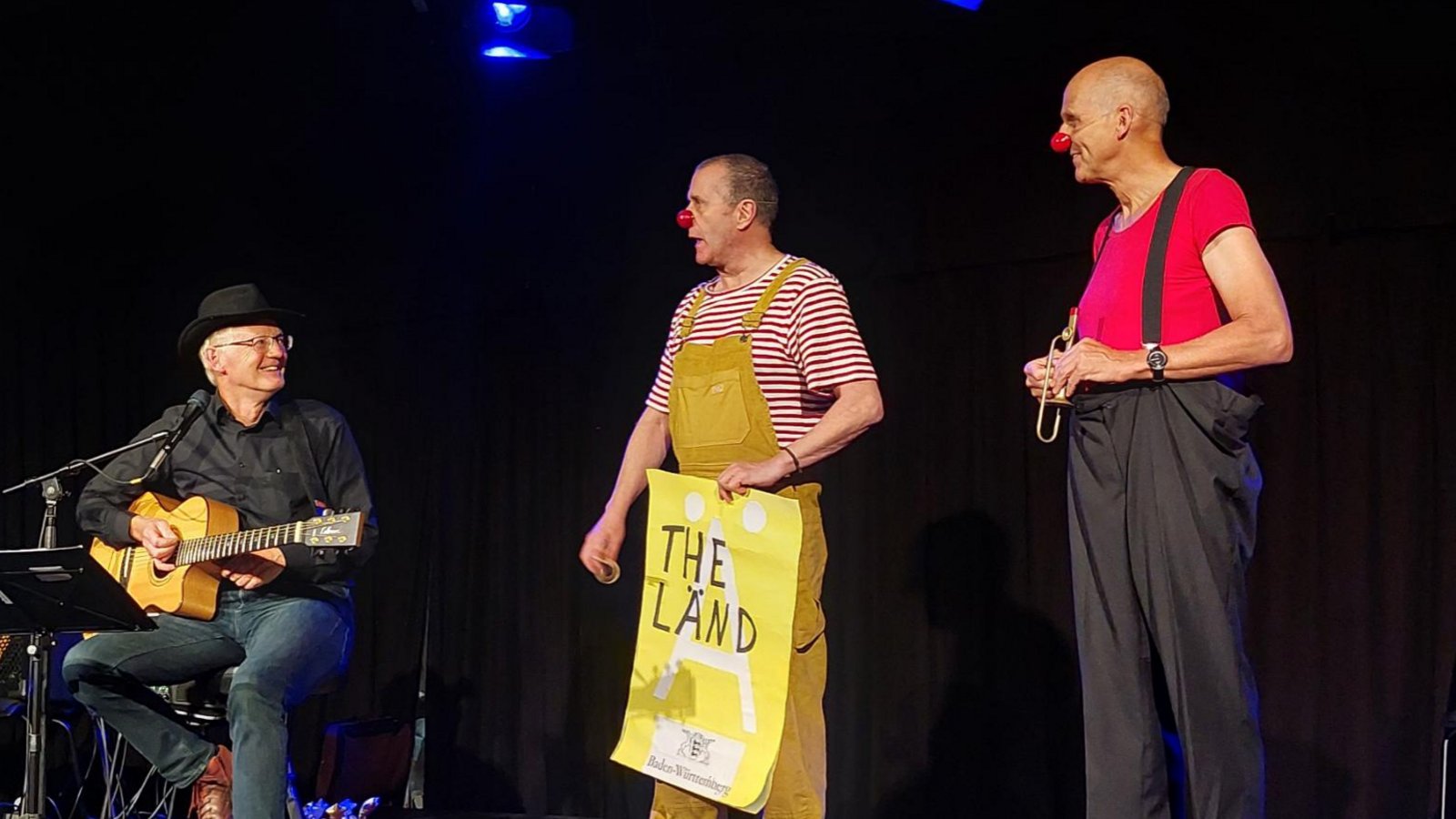 Die beiden Clowns sorgen für Lacher im Publikum.  Foto: p