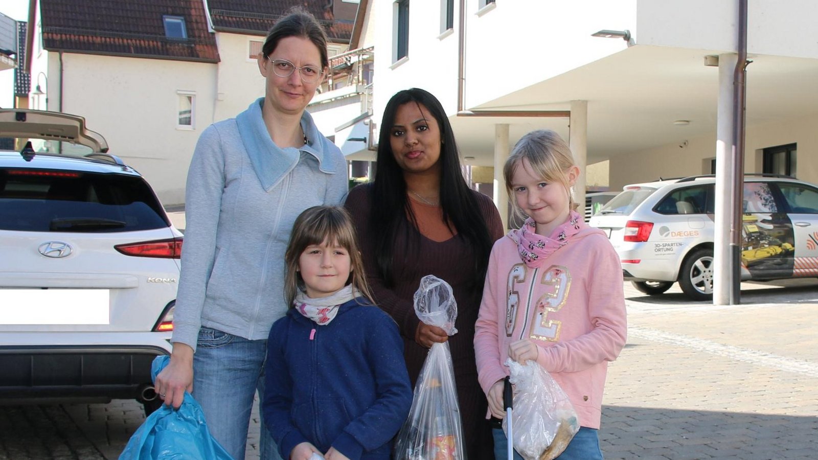 Carlotta, Natalie (rechts), ihre Mutter Julia (links) und deren Kollegin Irita sind mit dem Ergebnis des Vormittags zufrieden. Fotos: Mross Carlotta, Natalie (rechts), ihre Mutter Julia (links) und deren Kollegin Irita sind mit dem Ergebnis des Vormittags zufrieden. Fotos: Mross