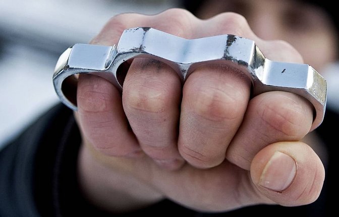 Bei einer Schlägerei wurden zwei einschreitende Männer mit einem Schlagring verletzt. (Symbolfoto)<span class='image-autor'>imago stock&people/imago stock&people</span>