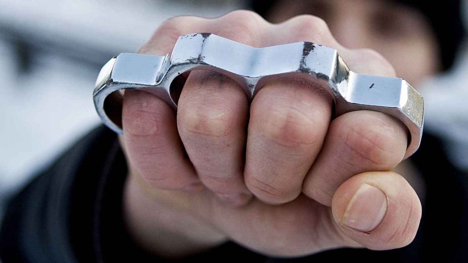Bei einer Schlägerei wurden zwei einschreitende Männer mit einem Schlagring verletzt. (Symbolfoto)imago stock&people/imago stock&people Bei einer Schlägerei wurden zwei einschreitende Männer mit einem Schlagring verletzt. (Symbolfoto)imago stock&people/imago stock&people