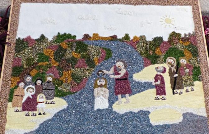 In der Nussdorfer Kirche zum Heiligen Kreuz kann der Erntedank-Altar am Sonntag nochmal bewundert werden. Dazu gehört das Bild, welches die Taufe Jesu darstellt und von Mesnerin Marianne Rapp erschaffen wurde. Auf einer Raufasertapete hat sie die Szene mit Pflanzenmaterial nachgezeichnet. Teilweise hatten die Körnchen und Blütenteile, die im Mixer der heimischen Küche präpariert wurden, zu Spekulationen darüber geführt, was es wohl zu essen gibt, erzählt die Mesnerin.  Foto: p
