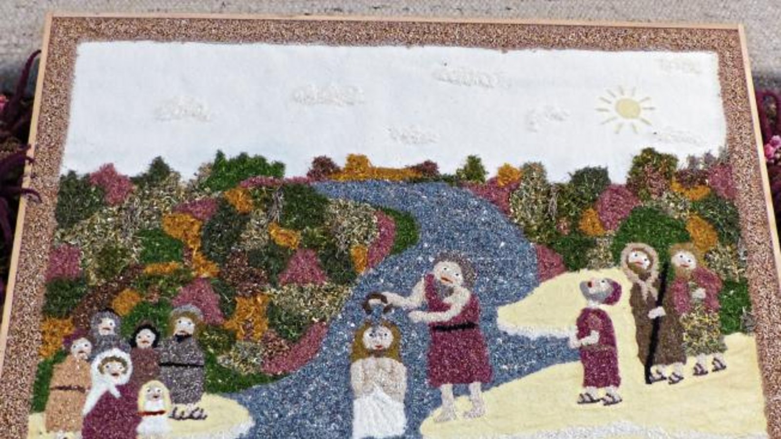 In der Nussdorfer Kirche zum Heiligen Kreuz kann der Erntedank-Altar am Sonntag nochmal bewundert werden. Dazu gehört das Bild, welches die Taufe Jesu darstellt und von Mesnerin Marianne Rapp erschaffen wurde. Auf einer Raufasertapete hat sie die Szene mit Pflanzenmaterial nachgezeichnet. Teilweise hatten die Körnchen und Blütenteile, die im Mixer der heimischen Küche präpariert wurden, zu Spekulationen darüber geführt, was es wohl zu essen gibt, erzählt die Mesnerin. Foto: p In der Nussdorfer Kirche zum Heiligen Kreuz kann der Erntedank-Altar am Sonntag nochmal bewundert werden. Dazu gehört das Bild, welches die Taufe Jesu darstellt und von Mesnerin Marianne Rapp erschaffen wurde. Auf einer Raufasertapete hat sie die Szene mit Pflanzenmaterial nachgezeichnet. Teilweise hatten die Körnchen und Blütenteile, die im Mixer der heimischen Küche präpariert wurden, zu Spekulationen darüber geführt, was es wohl zu essen gibt, erzählt die Mesnerin. Foto: p