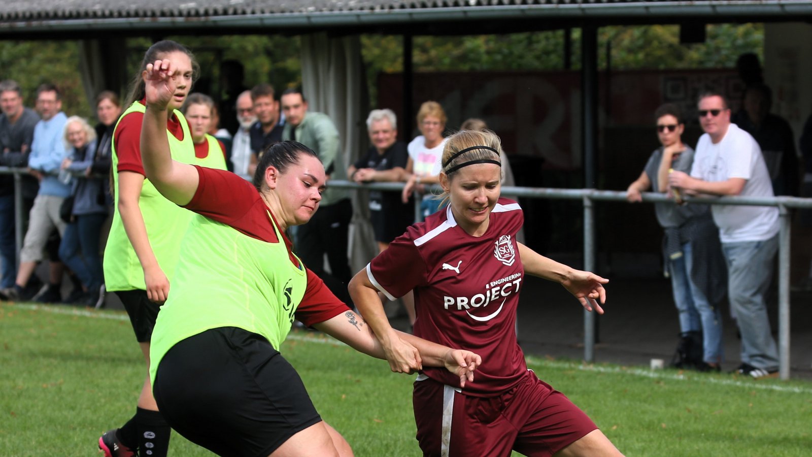Hart umkämpft ist der Zweikampf zwischen der Horrheimerin Mara Solar (links) und Verena Henzen von der SGM Roßwag/Großglattbach. Am Ende trennen sich beide Teams 0:0-Unentschieden. Foto: Küppers Hart umkämpft ist der Zweikampf zwischen der Horrheimerin Mara Solar (links) und Verena Henzen von der SGM Roßwag/Großglattbach. Am Ende trennen sich beide Teams 0:0-Unentschieden. Foto: Küppers