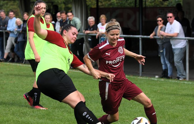 Hart umkämpft ist der Zweikampf zwischen der Horrheimerin Mara Solar (links) und Verena Henzen von der SGM Roßwag/Großglattbach. Am Ende trennen sich beide Teams 0:0-Unentschieden. <span class='image-autor'>Foto: Küppers</span>