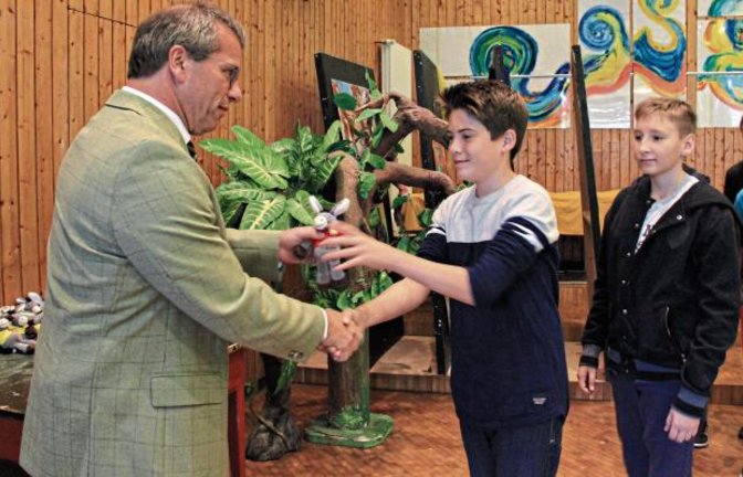 Bürgermeister Andreas Felchle begrüßt die Schüler mit einem Maulbronner Muli.  Foto: p