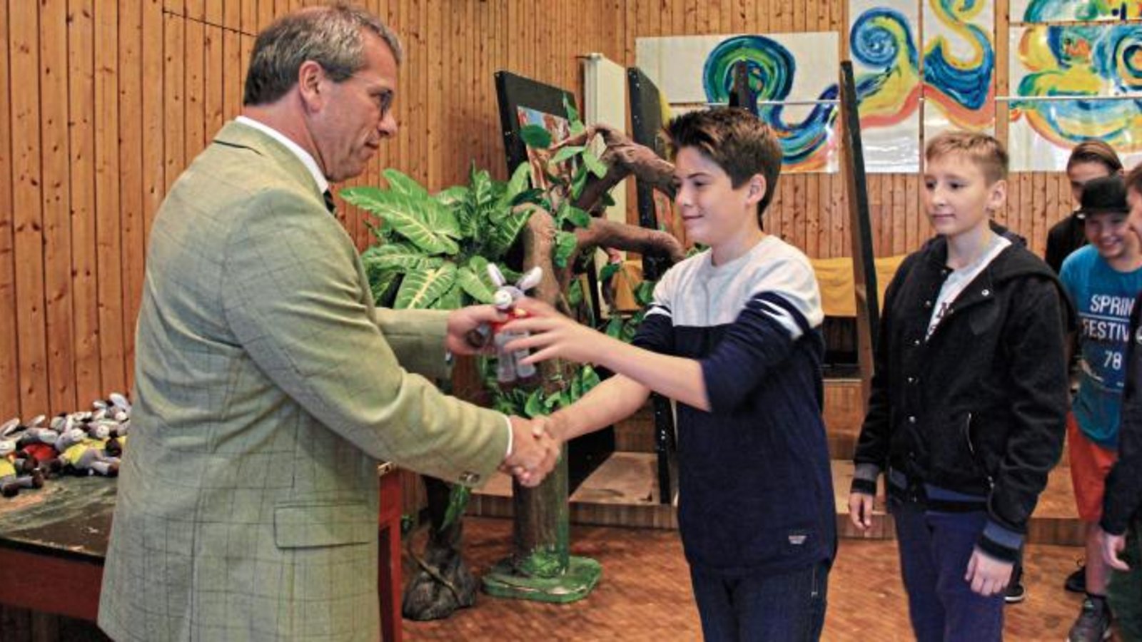 Bürgermeister Andreas Felchle begrüßt die Schüler mit einem Maulbronner Muli.  Foto: p