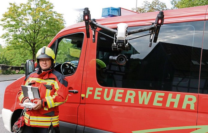 Stefan Hasenhündl steuert die Drohne, das offizielle Einsatzmittel der Oberriexinger Feuerwehr, mit dem Laptop. Foto: Bögel