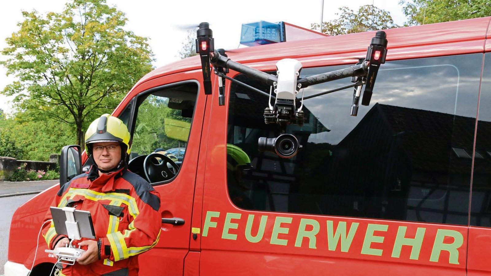 Stefan Hasenhündl steuert die Drohne, das offizielle Einsatzmittel der Oberriexinger Feuerwehr, mit dem Laptop. Foto: Bögel Stefan Hasenhündl steuert die Drohne, das offizielle Einsatzmittel der Oberriexinger Feuerwehr, mit dem Laptop. Foto: Bögel