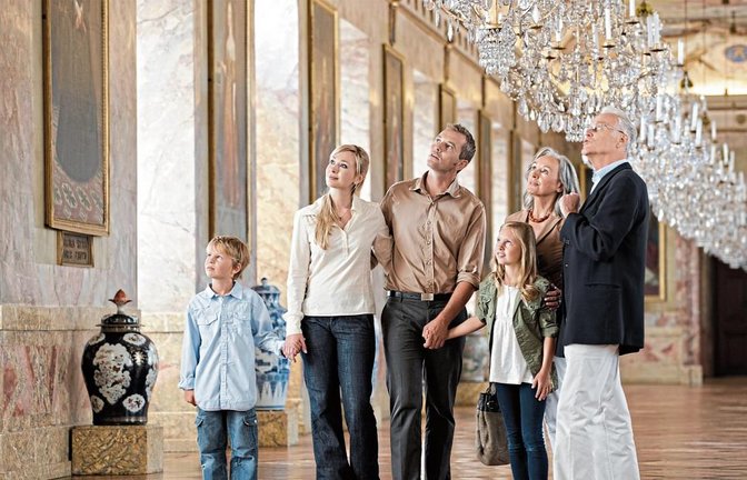 Besucher in der Ahnengalerie des Schlosses. Foto: SSG