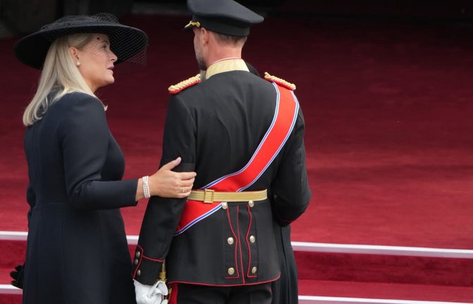 Der norwegische König Haakon VIII. (r) und Königin Mette-Marit treffen im Rahmen der Trauerfeier für den norwegischen König Harald V. an der Osloer Kathedrale ein.<span class='image-autor'>picture alliance/dpa/AP</span>