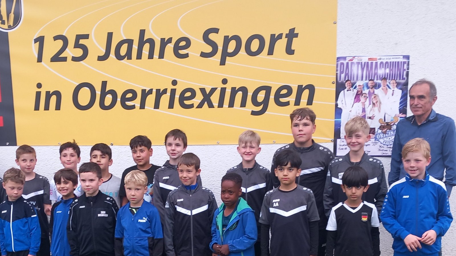 Freuen sich auf ein tolles langes Wochenende: TSV-Vorsitzender Erich Bannert (rechts) und E-Jugendtrainer Olf-Willi Olfert und die Nachwuchskicker der E1- und E2-Jugend.  Foto: Glemser