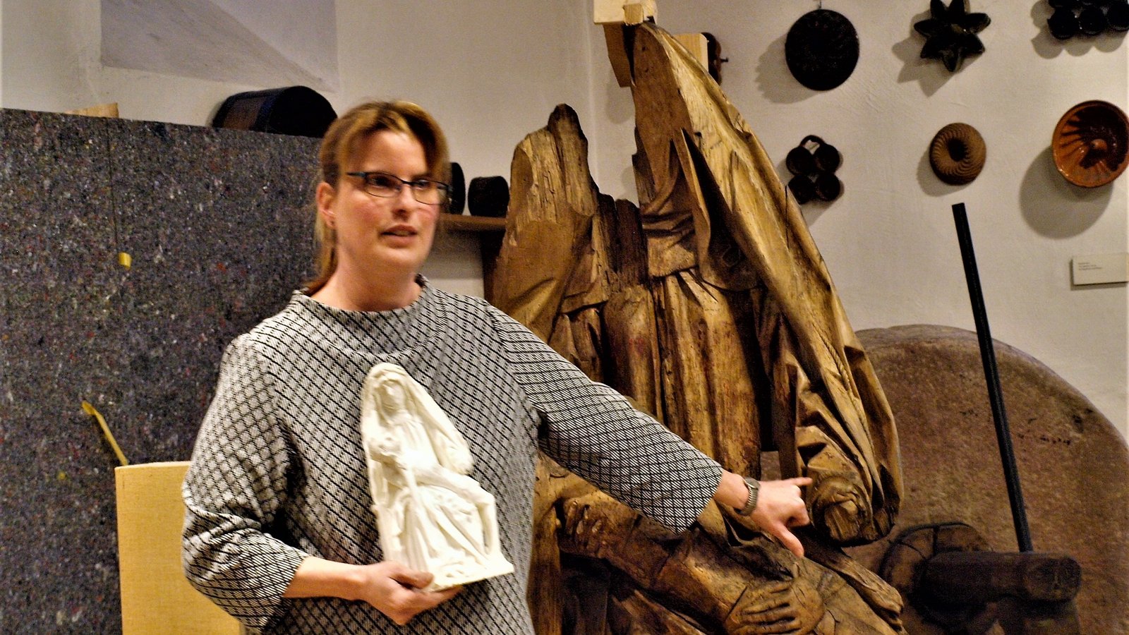 Im Laufe der Jahrhunderte hat die Lienzinger Pieta Blessuren erlitten, die nicht immer fachgereicht ausgebessert werden, zeigte Dr. Terp-Schunter am Original. Die kleine weiße Gipsskulptur hat Bildhauer Thomas Hildenbrand gefertigt und die fehlenden Köpfe und Gesichter eingefügt. So könnte einst die Lienzinger Pieta ausgesehen haben. Foto: Filitz Im Laufe der Jahrhunderte hat die Lienzinger Pieta Blessuren erlitten, die nicht immer fachgereicht ausgebessert werden, zeigte Dr. Terp-Schunter am Original. Die kleine weiße Gipsskulptur hat Bildhauer Thomas Hildenbrand gefertigt und die fehlenden Köpfe und Gesichter eingefügt. So könnte einst die Lienzinger Pieta ausgesehen haben. Foto: Filitz