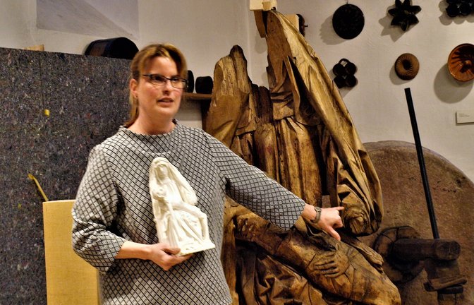 Im Laufe der Jahrhunderte hat die Lienzinger Pieta Blessuren erlitten, die nicht immer fachgereicht ausgebessert werden, zeigte Dr. Terp-Schunter am Original. Die kleine weiße Gipsskulptur hat Bildhauer Thomas Hildenbrand gefertigt und die fehlenden Köpfe und Gesichter eingefügt. So könnte einst die Lienzinger Pieta ausgesehen haben.  <span class='image-autor'>Foto: Filitz</span>