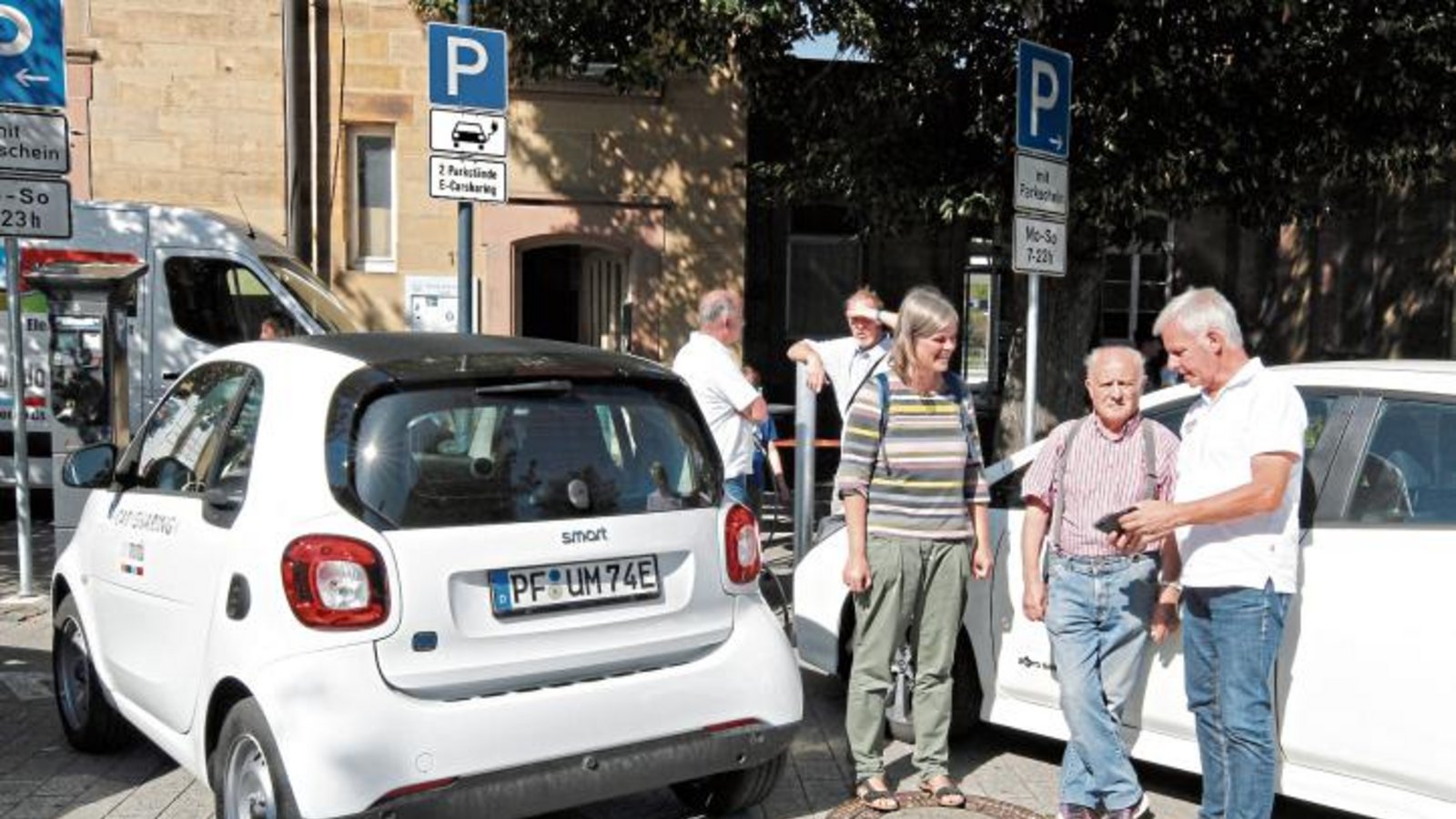 Am Standplatz vor dem Bahnhof in Mühlacker erläutert Thomas Knapp (rechts) die Vorgehensweise, wie man per App zu einem elektrobetriebenen Unomondo-Leihfahrzeug kommt. Foto: Kollros Am Standplatz vor dem Bahnhof in Mühlacker erläutert Thomas Knapp (rechts) die Vorgehensweise, wie man per App zu einem elektrobetriebenen Unomondo-Leihfahrzeug kommt. Foto: Kollros