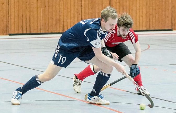 Schwer taten sich Dennis Borimann (links) und der Club an der Enz, gegen Michael Rapp und den Bietigheimer HTC II ins Spiel zu finden. Foto: Simecek