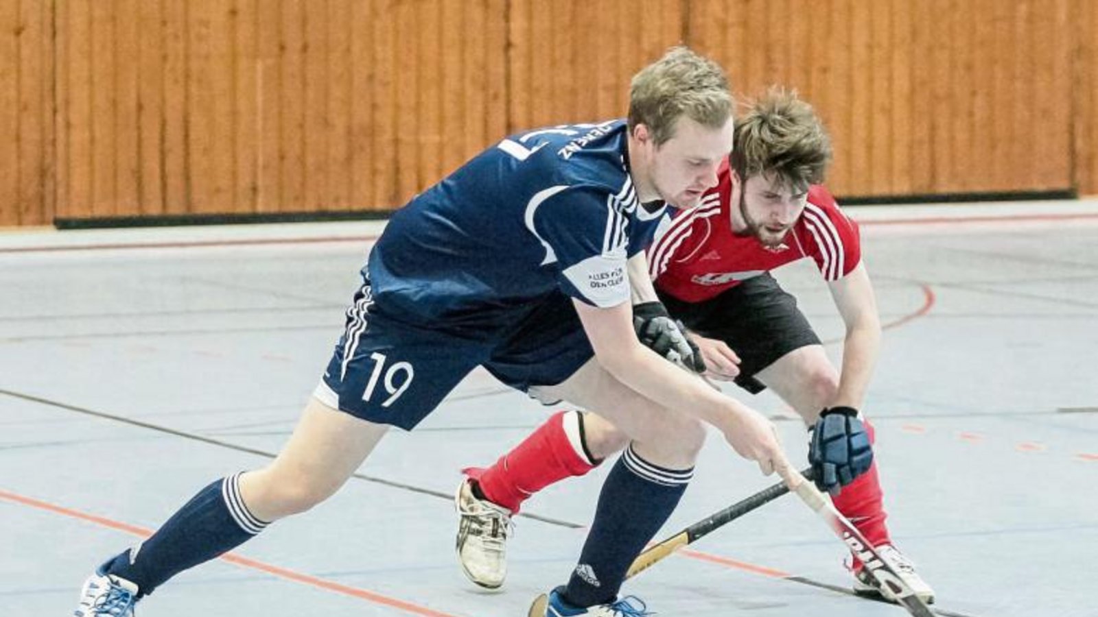 Schwer taten sich Dennis Borimann (links) und der Club an der Enz, gegen Michael Rapp und den Bietigheimer HTC II ins Spiel zu finden. Foto: Simecek Schwer taten sich Dennis Borimann (links) und der Club an der Enz, gegen Michael Rapp und den Bietigheimer HTC II ins Spiel zu finden. Foto: Simecek