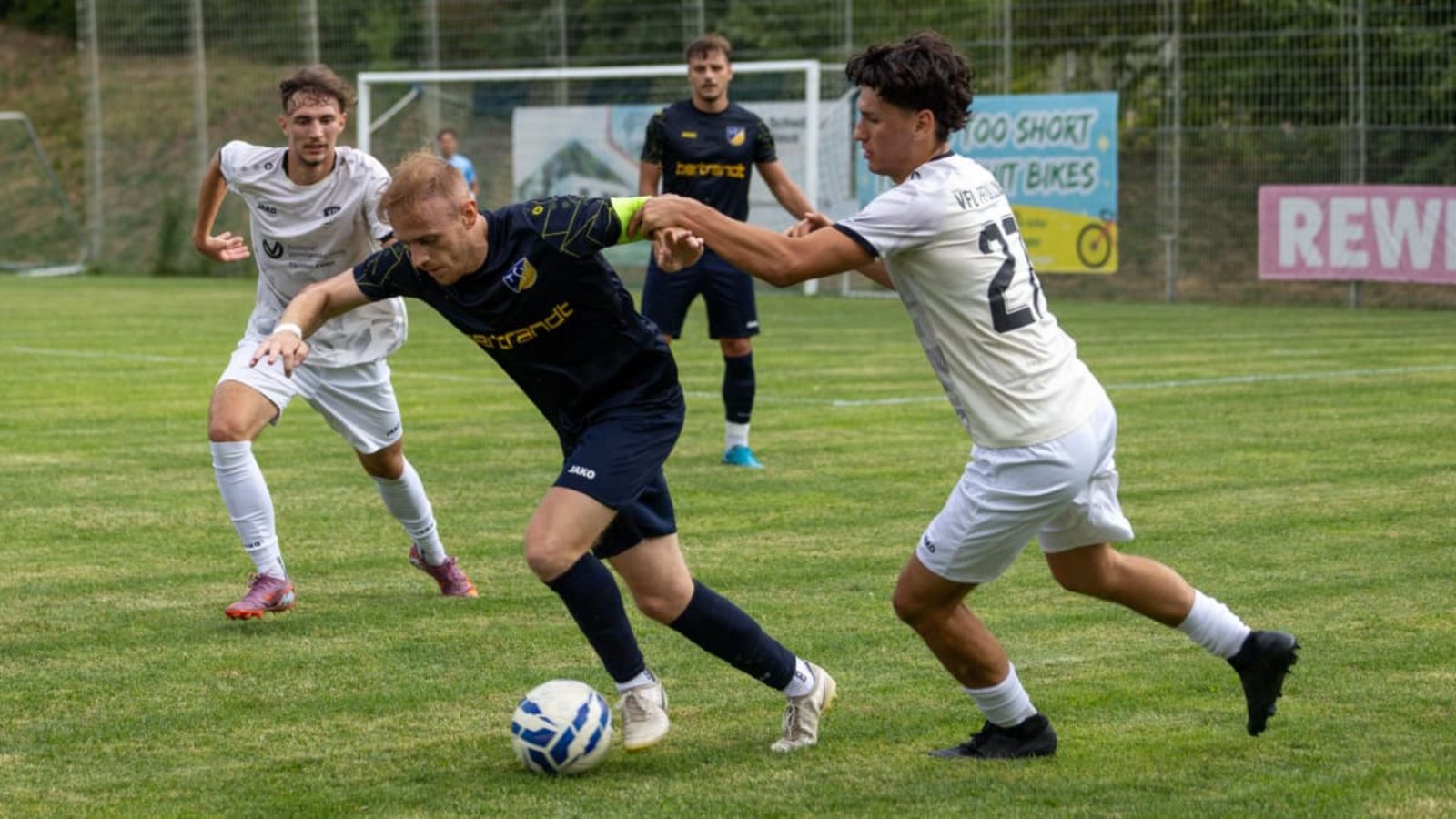Marcel Sigloch (am Ball) vom TSV Ehningen musste blutüberströmt ausgewechselt werden.Drofitsch/Eibner