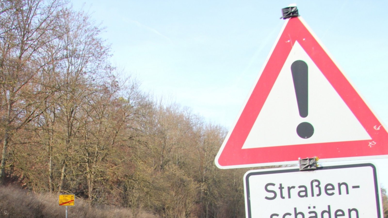 Soll verbreitert und dabei auch ausgebessert werden: die Kreisstraße zwischen Riet und Eberdingen.  Foto: Banholzer/Archiv