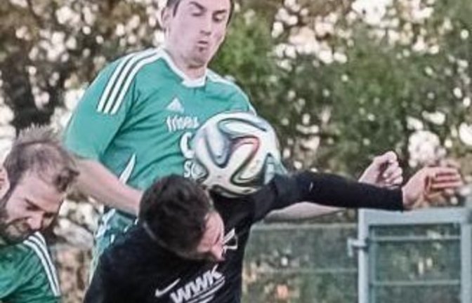 Iptingens Sebastian Rapp (hinten) überspringt Riets Sandro Aprigliano. Wie hoch kann der SVI in der Tabelle der Kreisliga A 3 noch kommen? Foto: Simecek