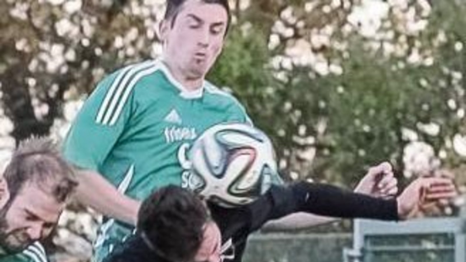Iptingens Sebastian Rapp (hinten) überspringt Riets Sandro Aprigliano. Wie hoch kann der SVI in der Tabelle der Kreisliga A 3 noch kommen? Foto: Simecek Iptingens Sebastian Rapp (hinten) überspringt Riets Sandro Aprigliano. Wie hoch kann der SVI in der Tabelle der Kreisliga A 3 noch kommen? Foto: Simecek