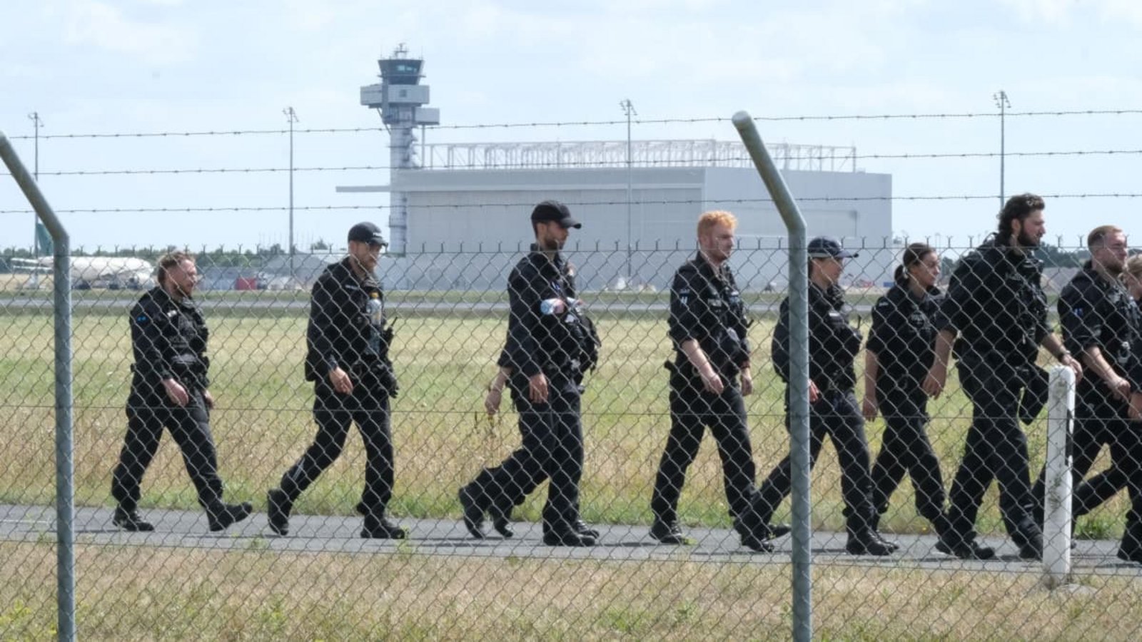 Sieht nicht nach Hightech aus. Auf dem Flughafen Leipzig/Halle such die Polizei nach einer Drohne.Sebastian Willnow/dpa