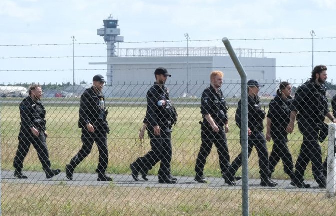 Sieht nicht nach Hightech aus. Auf dem Flughafen Leipzig/Halle such die Polizei nach einer Drohne.<span class='image-autor'>Sebastian Willnow/dpa</span>
