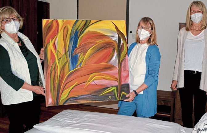 Andrea Kienzle (von rechts) und Karin Eckstein von der Familienherberge Lebensweg freuen sich über die von Künstlerin Annamaria Jeuk gespendeten Bilder. Foto: Stahlfeld