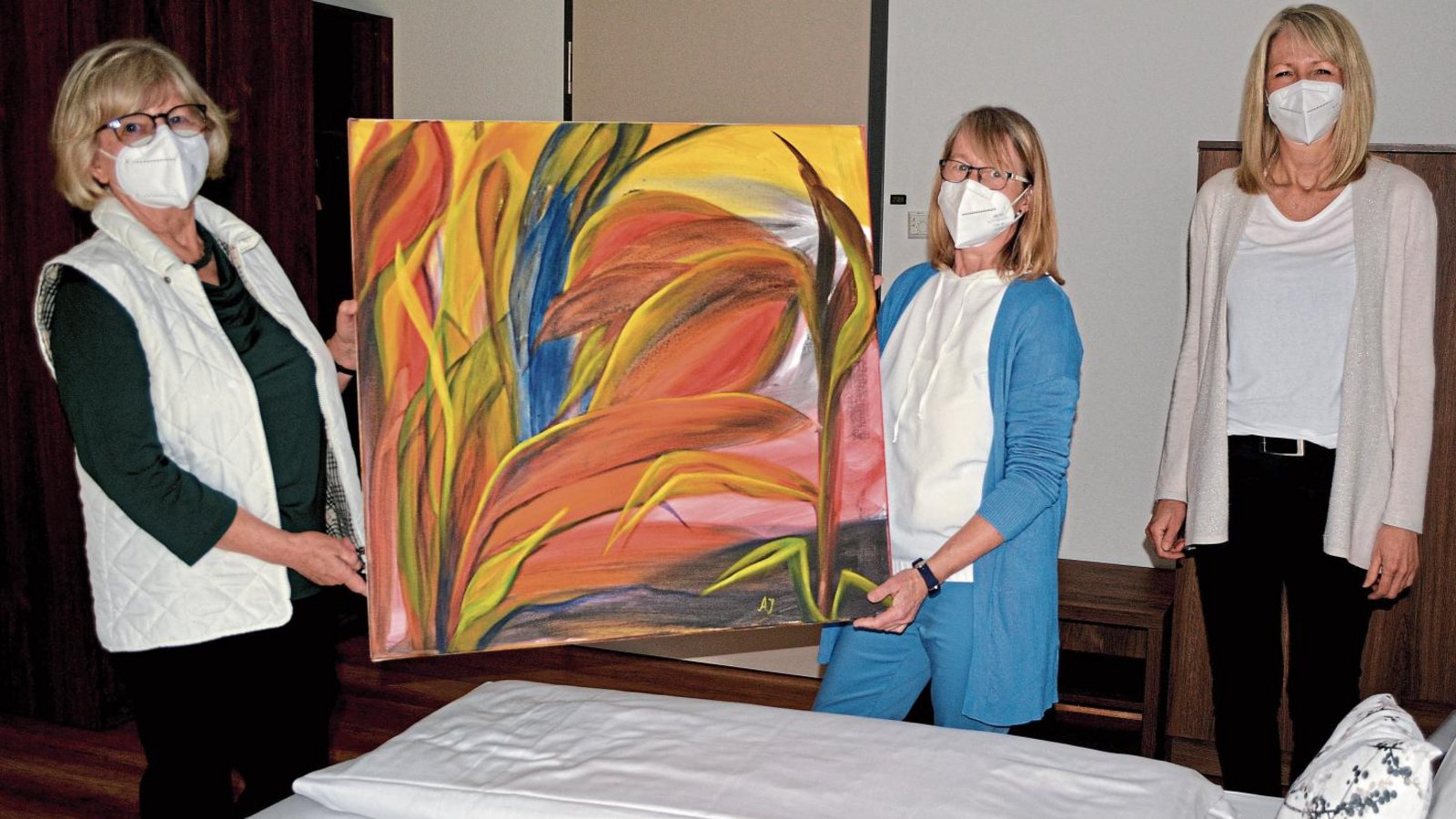 Andrea Kienzle (von rechts) und Karin Eckstein von der Familienherberge Lebensweg freuen sich über die von Künstlerin Annamaria Jeuk gespendeten Bilder. Foto: Stahlfeld Andrea Kienzle (von rechts) und Karin Eckstein von der Familienherberge Lebensweg freuen sich über die von Künstlerin Annamaria Jeuk gespendeten Bilder. Foto: Stahlfeld