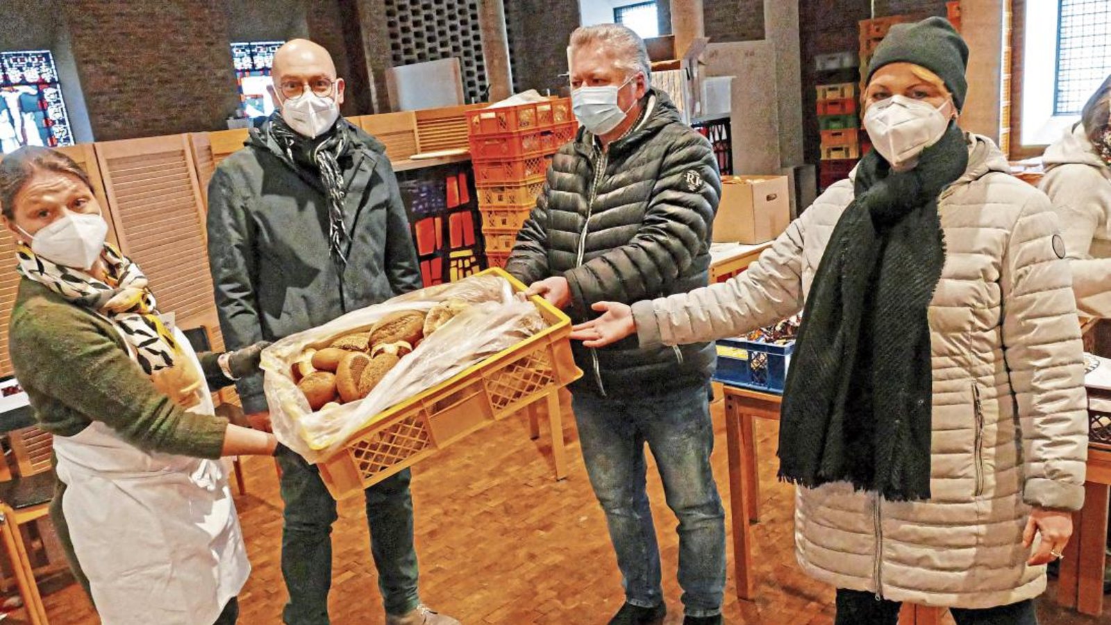 Symbolische Übergabe: Der DGB-Kreisverband finanzierte für einen Tag das Essen in der Vesperkirche (von links): Gaby Schulz (Team Vesperkirche), Tomas Lutz (Diakonie), Franz Herkens (stellvertretender DGB-Kreisvorsitzender), Susanne Nittel (DGB-Regionalsekretärin).  Foto: Roth