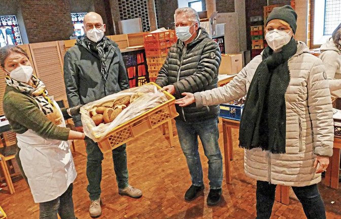 Symbolische Übergabe: Der DGB-Kreisverband finanzierte für einen Tag das Essen in der Vesperkirche (von links): Gaby Schulz (Team Vesperkirche), Tomas Lutz (Diakonie), Franz Herkens (stellvertretender DGB-Kreisvorsitzender), Susanne Nittel (DGB-Regionalsekretärin).  Foto: Roth