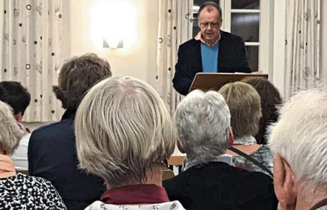 Auto Jörn Klare liest in Oberrixingen aus seinem Buch „Nach Hause gehen“.  Foto: Ziesel