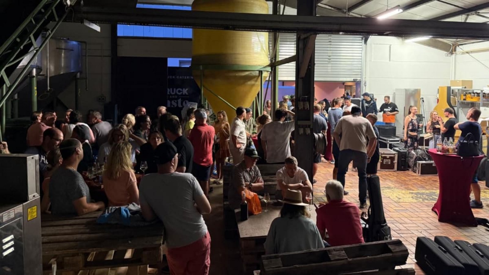 Der Sundowner der Weingärtner Marbach wurde während des Unwetter zum Akustik-Konzert.Weingärtner Marbach Der Sundowner der Weingärtner Marbach wurde während des Unwetter zum Akustik-Konzert.Weingärtner Marbach