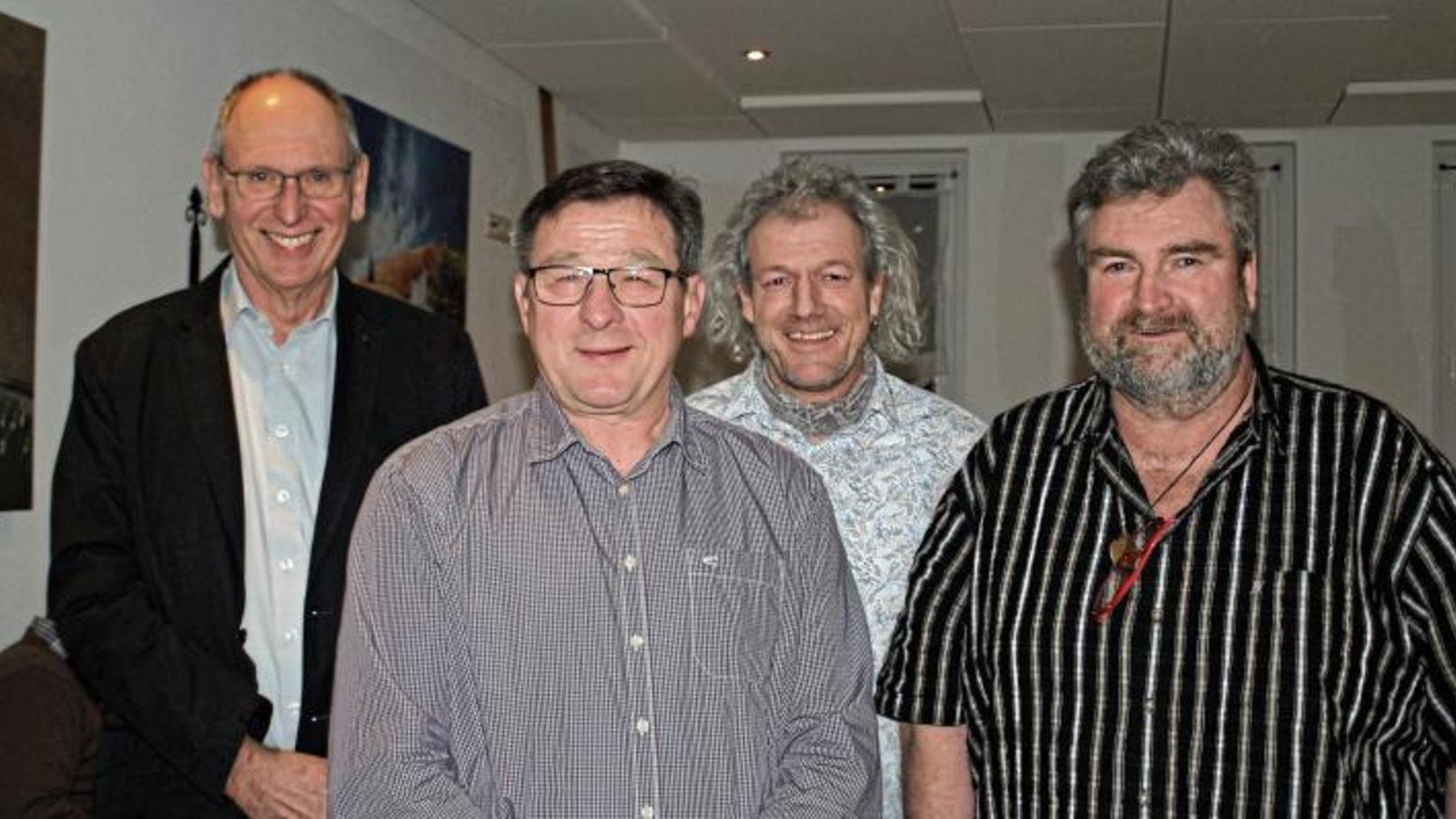 Für 25 jährige Mitgliedschaft im Gesangverein Mühlhausen ehrte Vorsitzender Dr. Reiner Müller (von links) mit der silbernen Ehrennadel Uli Bäumer, Jochen Kolb und Friedrich Müller. Nicht im Bild Matthias Gommel.  Foto: Filitz