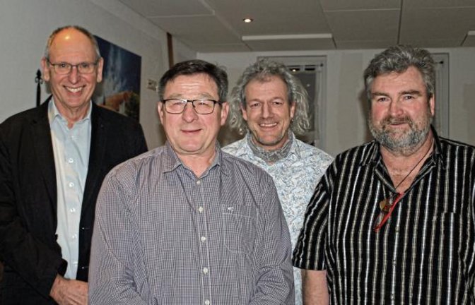 Für 25 jährige Mitgliedschaft im Gesangverein Mühlhausen ehrte Vorsitzender Dr. Reiner Müller (von links) mit der silbernen Ehrennadel Uli Bäumer, Jochen Kolb und Friedrich Müller. Nicht im Bild Matthias Gommel.  Foto: Filitz