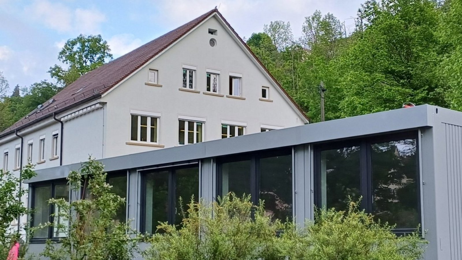 Die im vergangenen Jahr aufgestellten Container vor der Auricher Grundschule sollen bald der Vergangenheit angehören.  Archivfoto: Rücker/VKZ