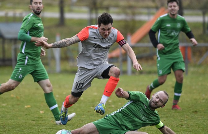 Maurizio Aprigliano (Mitte) gehört zu den vielen Spielern des VfR Sersheim, die in der Winterpause wieder ins Training eingestiegen sind. <span class='image-autor'>Foto: Leitner</span>