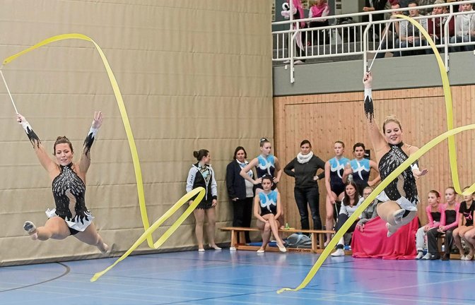 Jasmin Geske (links) und Julia Weh hatten Probleme bei ihrer Übung in der höchsten Leistungsklasse P9, zeigten mit den Bändern jedoch einen guten Abschluss. Foto: Simecek