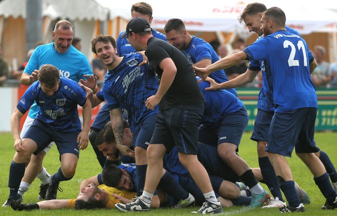 VfB-Torwart Entsion Ozouni (in Gelb) wird nach dem zweiten gehaltenen Elfmeter und dem gelungenen Einzug ins Stadtpokal-Finale unter seinen jubelnden Mitspielern begraben. <span class='image-autor'>Fotos: Küppers</span>